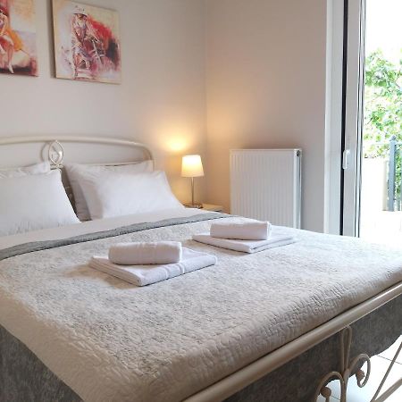 New, Bright, Cozy, Autonomous Apartment With Private Entrance And Garden, 42 M2, 5Min To The Beach And City Center 칼라마타 외부 사진
