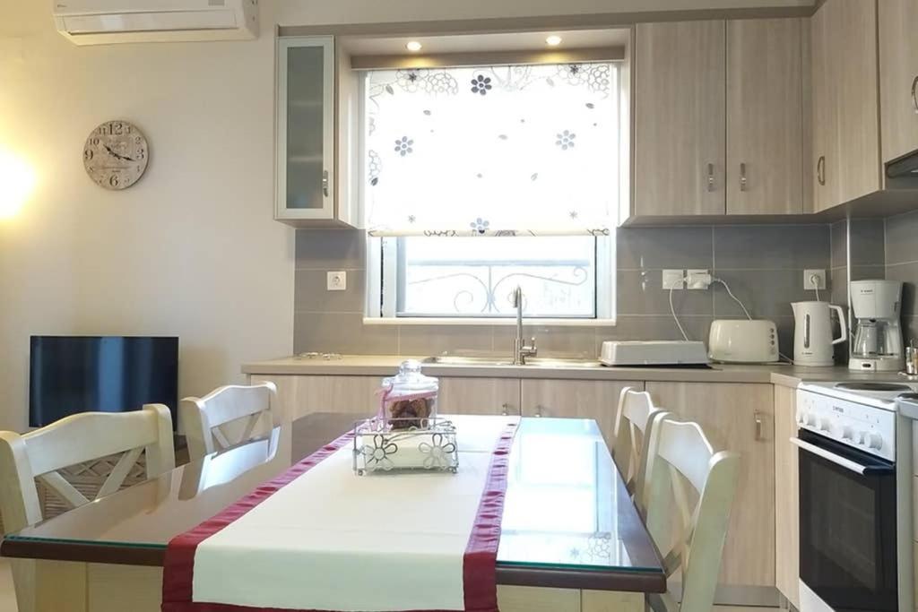 New, Bright, Cozy, Autonomous Apartment With Private Entrance And Garden, 42 M2, 5Min To The Beach And City Center 칼라마타 외부 사진