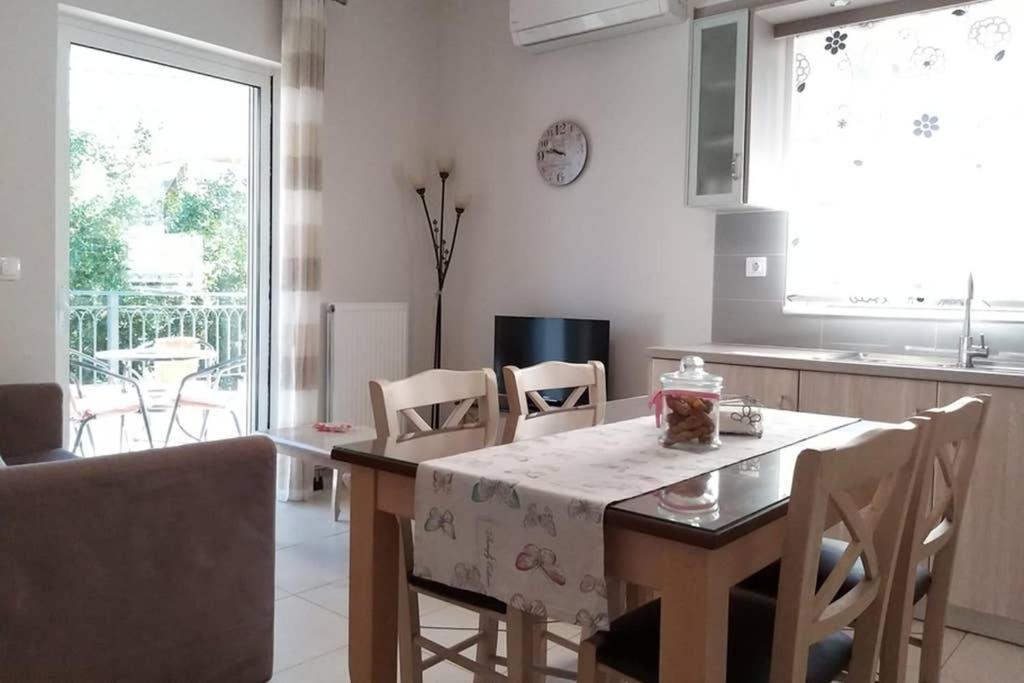 New, Bright, Cozy, Autonomous Apartment With Private Entrance And Garden, 42 M2, 5Min To The Beach And City Center 칼라마타 외부 사진