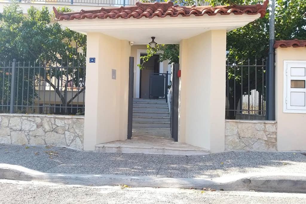 New, Bright, Cozy, Autonomous Apartment With Private Entrance And Garden, 42 M2, 5Min To The Beach And City Center 칼라마타 외부 사진