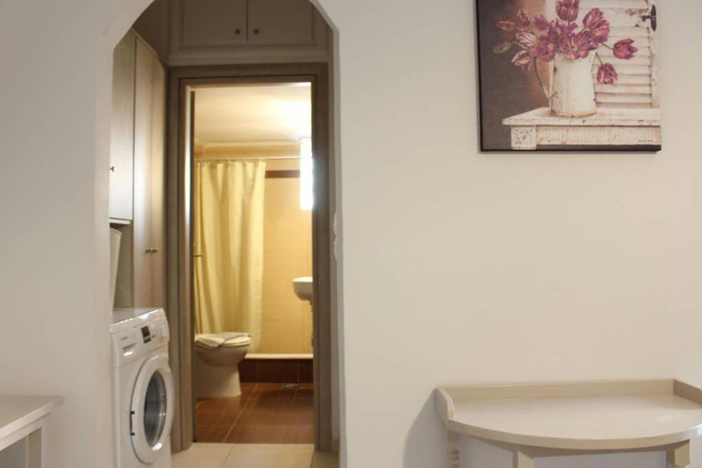 New, Bright, Cozy, Autonomous Apartment With Private Entrance And Garden, 42 M2, 5Min To The Beach And City Center 칼라마타 외부 사진