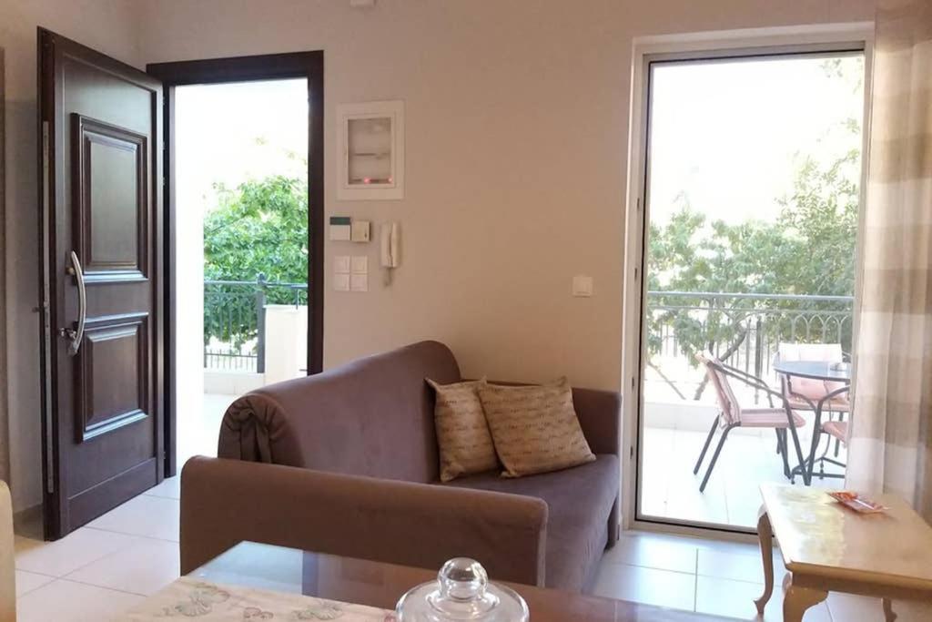New, Bright, Cozy, Autonomous Apartment With Private Entrance And Garden, 42 M2, 5Min To The Beach And City Center 칼라마타 외부 사진