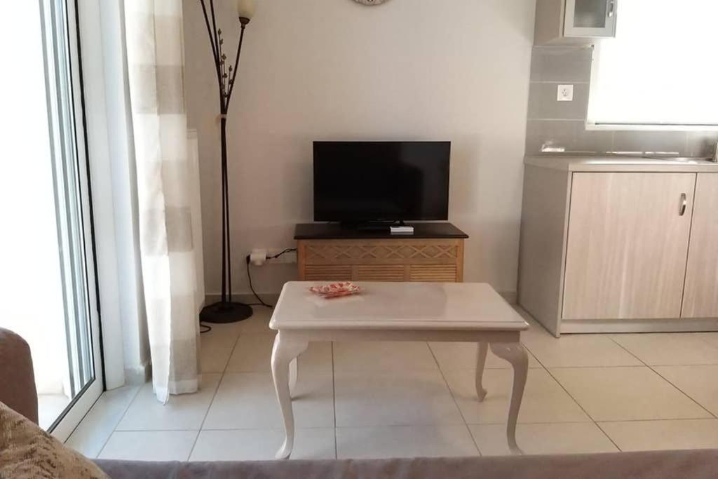 New, Bright, Cozy, Autonomous Apartment With Private Entrance And Garden, 42 M2, 5Min To The Beach And City Center 칼라마타 외부 사진