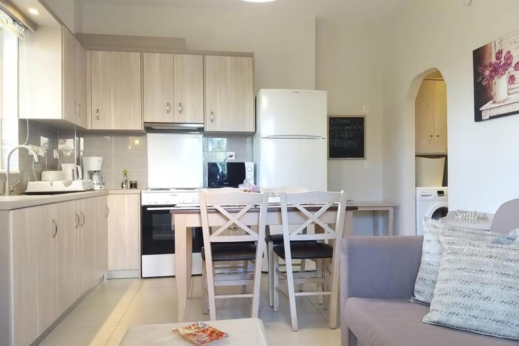 New, Bright, Cozy, Autonomous Apartment With Private Entrance And Garden, 42 M2, 5Min To The Beach And City Center 칼라마타 외부 사진