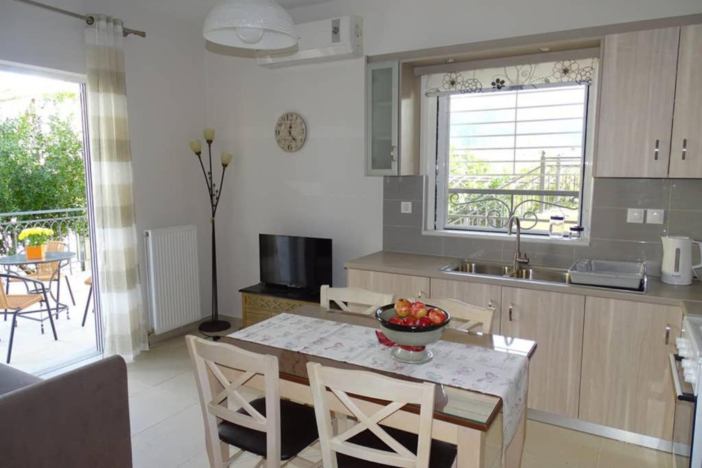 New, Bright, Cozy, Autonomous Apartment With Private Entrance And Garden, 42 M2, 5Min To The Beach And City Center 칼라마타 외부 사진