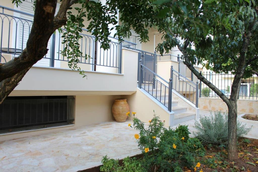 New, Bright, Cozy, Autonomous Apartment With Private Entrance And Garden, 42 M2, 5Min To The Beach And City Center 칼라마타 외부 사진