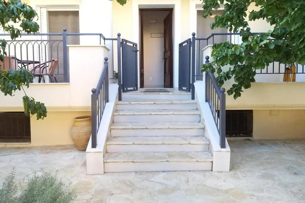 New, Bright, Cozy, Autonomous Apartment With Private Entrance And Garden, 42 M2, 5Min To The Beach And City Center 칼라마타 외부 사진