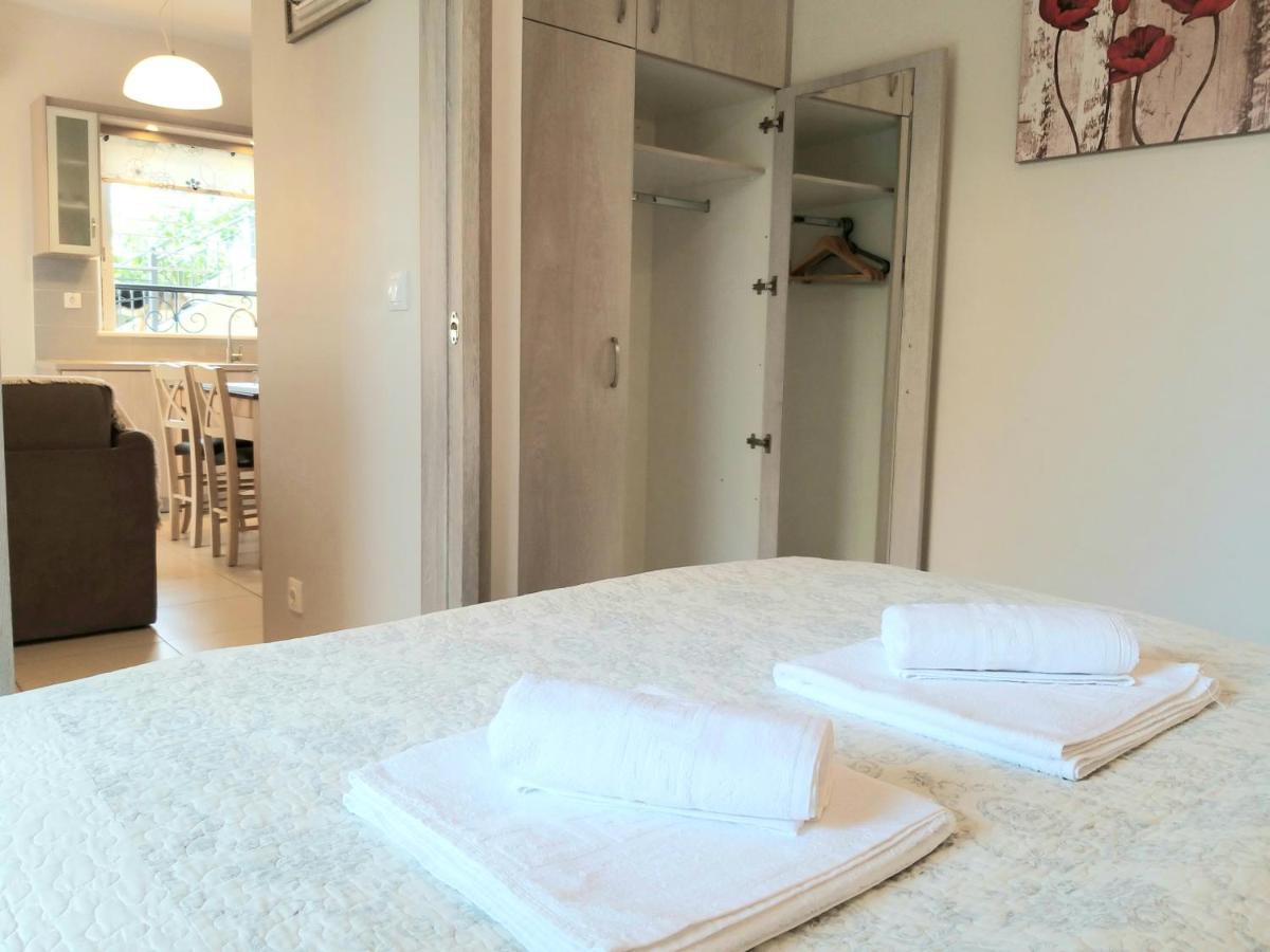 New, Bright, Cozy, Autonomous Apartment With Private Entrance And Garden, 42 M2, 5Min To The Beach And City Center 칼라마타 외부 사진