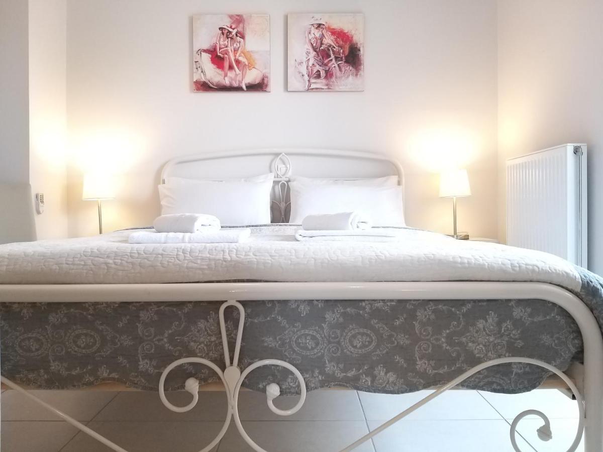 New, Bright, Cozy, Autonomous Apartment With Private Entrance And Garden, 42 M2, 5Min To The Beach And City Center 칼라마타 외부 사진